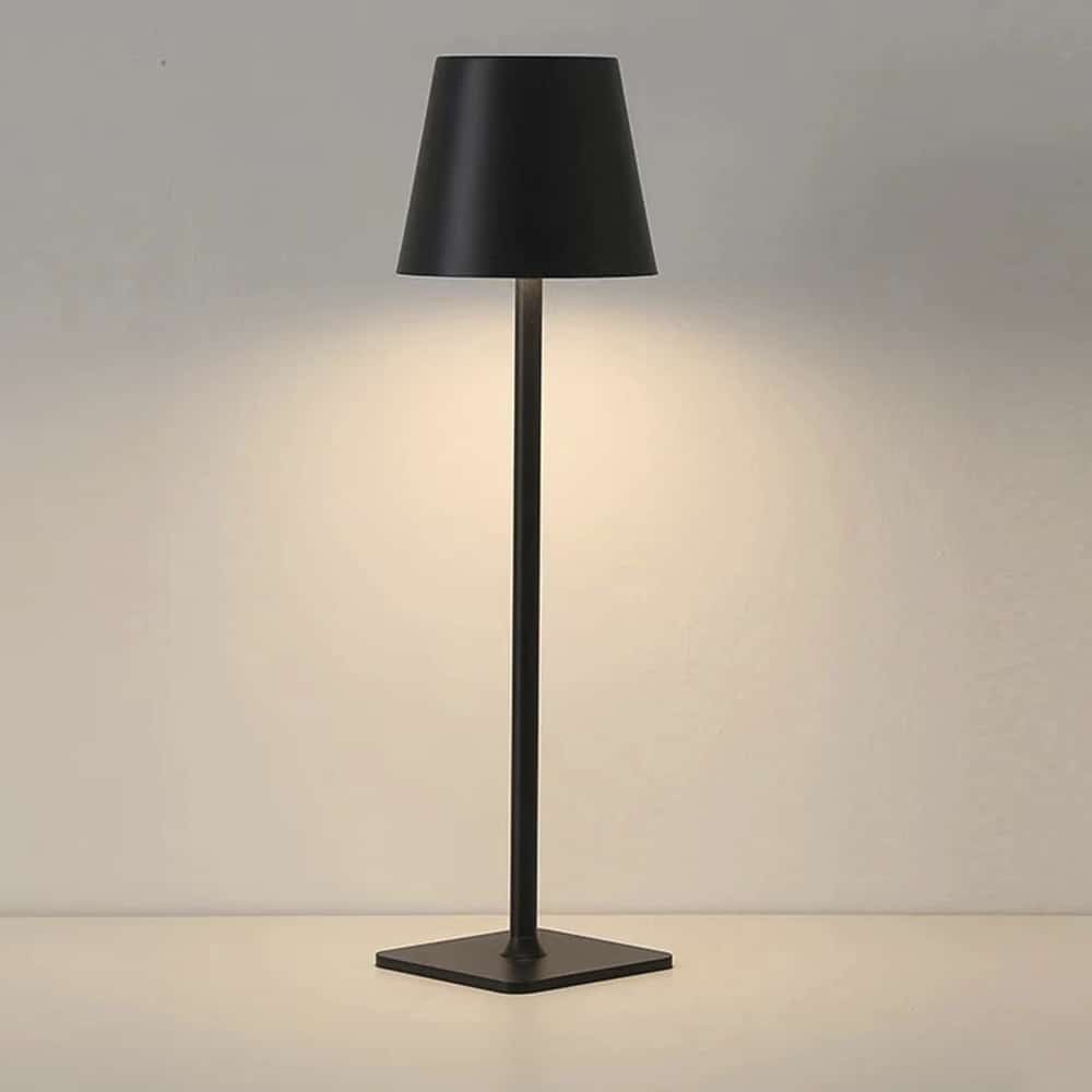 "Moderne LED-bordlampe med touch-funksjon, oppladbar, minimalistisk design i smijern og ABS, perfekt for bord og nattbord."