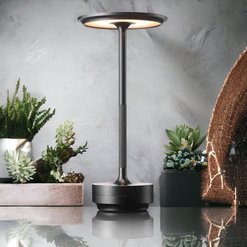 "Moderne LED-bordlampe, trådløs, justerbar, oppladbar, sølvfarget, elegant design for både moderne og klassiske interiører."