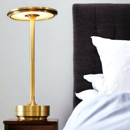 "Moderne LED-bordlampe, trådløs, justerbar, oppladbar, sølvfarget, elegant design for både moderne og klassiske interiører."