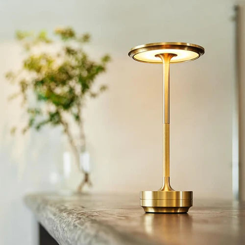 "Moderne LED-bordlampe, trådløs, justerbar, oppladbar, sølvfarget, elegant design for både moderne og klassiske interiører."