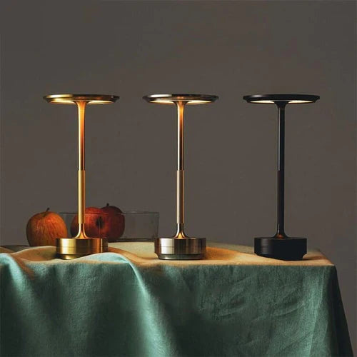 "Moderne LED-bordlampe, trådløs, justerbar, oppladbar, sølvfarget, elegant design for både moderne og klassiske interiører."