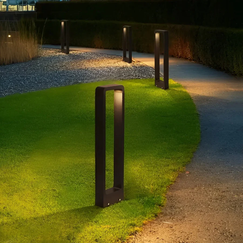 LED terrassebelysning som moderne utelampe. Værbestandig og stilren, gir varmt stemningslys til utemiljøet.