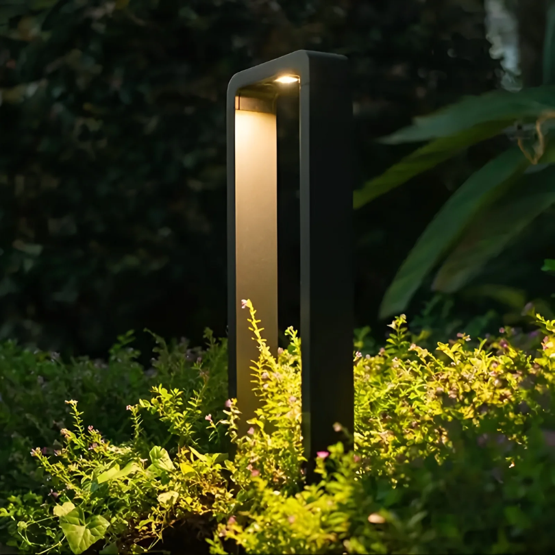 Moderne LED hagebelysning. Stilrene utelamper som gir stemningslys til hagen og utemiljøet. Energieffektiv.