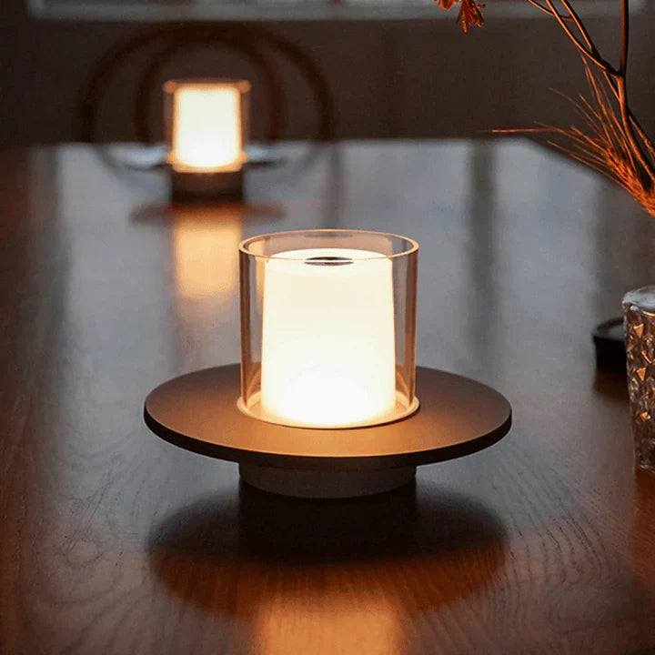 "Moderne LED-induksjonsstearinlys i elegant gullfarge, gir realistisk varm glød uten flammer. Perfekt for hjemmedekor."
