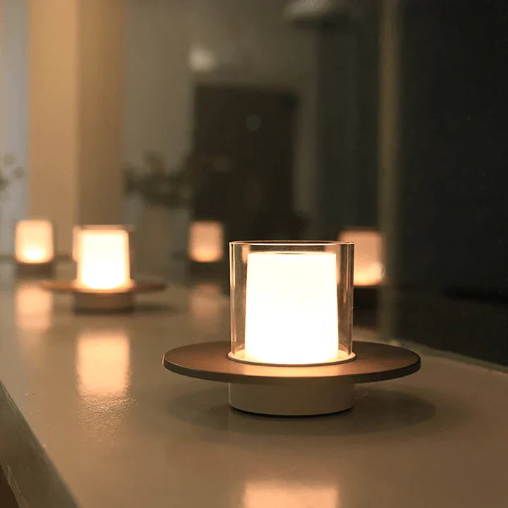 "Moderne LED-induksjonsstearinlys i elegant gullfarge, gir realistisk varm glød uten flammer. Perfekt for hjemmedekor."