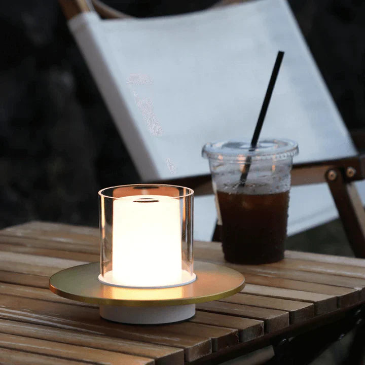"Moderne LED-induksjonsstearinlys i elegant gullfarge, gir realistisk varm glød uten flammer. Perfekt for hjemmedekor."