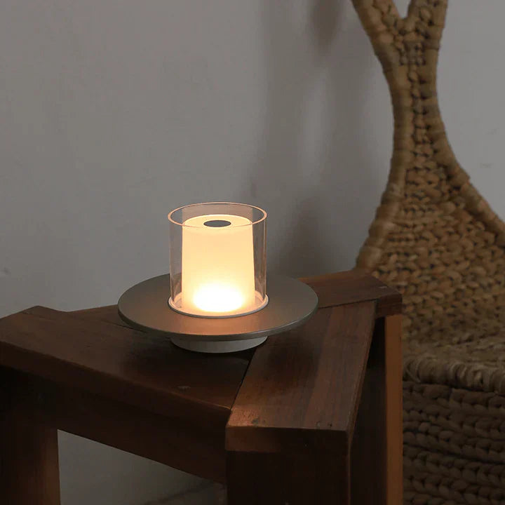"Moderne LED-induksjonsstearinlys i elegant gullfarge, gir realistisk varm glød uten flammer. Perfekt for hjemmedekor."