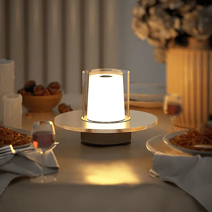 "Moderne LED-induksjonsstearinlys i elegant gullfarge, gir realistisk varm glød uten flammer. Perfekt for hjemmedekor."