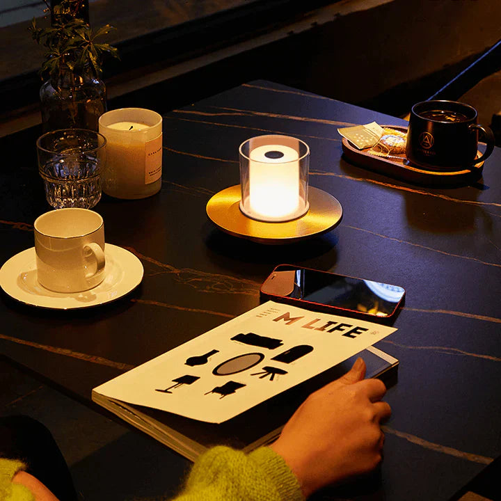 "Moderne LED-induksjonsstearinlys i elegant gullfarge, gir realistisk varm glød uten flammer. Perfekt for hjemmedekor."
