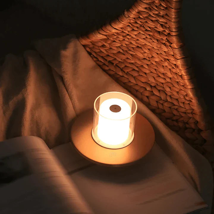 "Moderne LED-induksjonsstearinlys i elegant gullfarge, gir realistisk varm glød uten flammer. Perfekt for hjemmedekor."