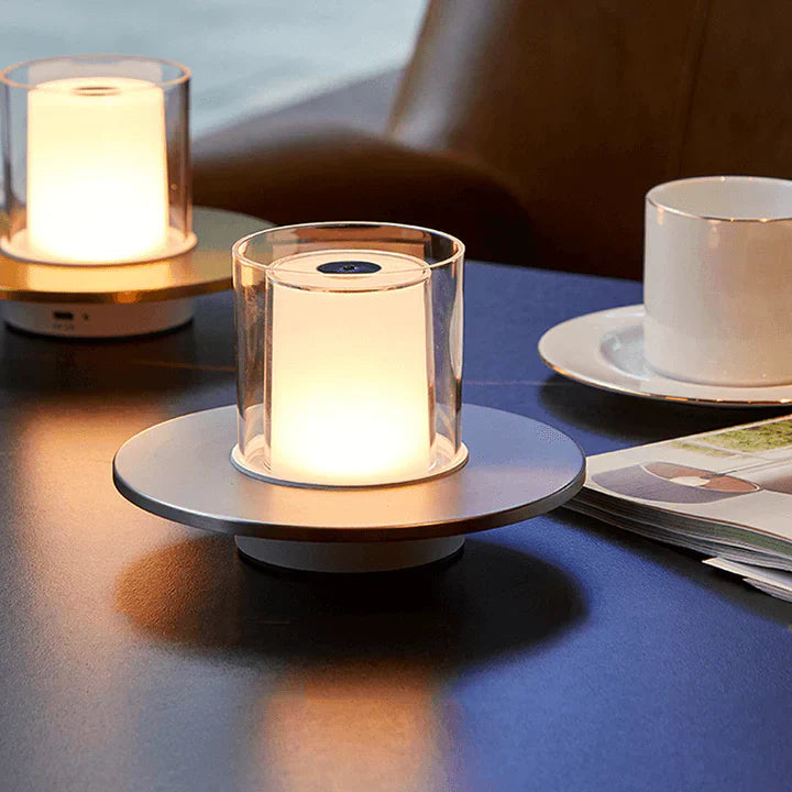 "Moderne LED-induksjonsstearinlys i elegant gullfarge, gir realistisk varm glød uten flammer. Perfekt for hjemmedekor."