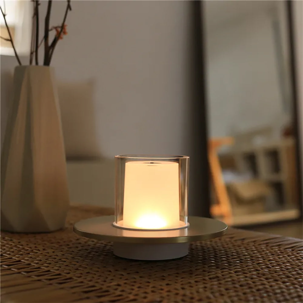 "Moderne LED-induksjonsstearinlys i elegant gullfarge, gir realistisk varm glød uten flammer. Perfekt for hjemmedekor."