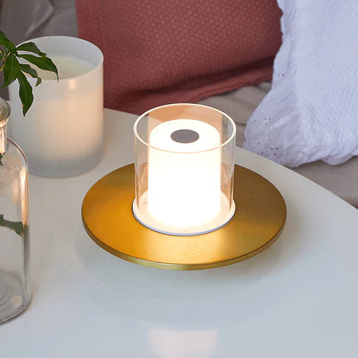 "Moderne LED-induksjonsstearinlys i elegant gullfarge, gir realistisk varm glød uten flammer. Perfekt for hjemmedekor."
