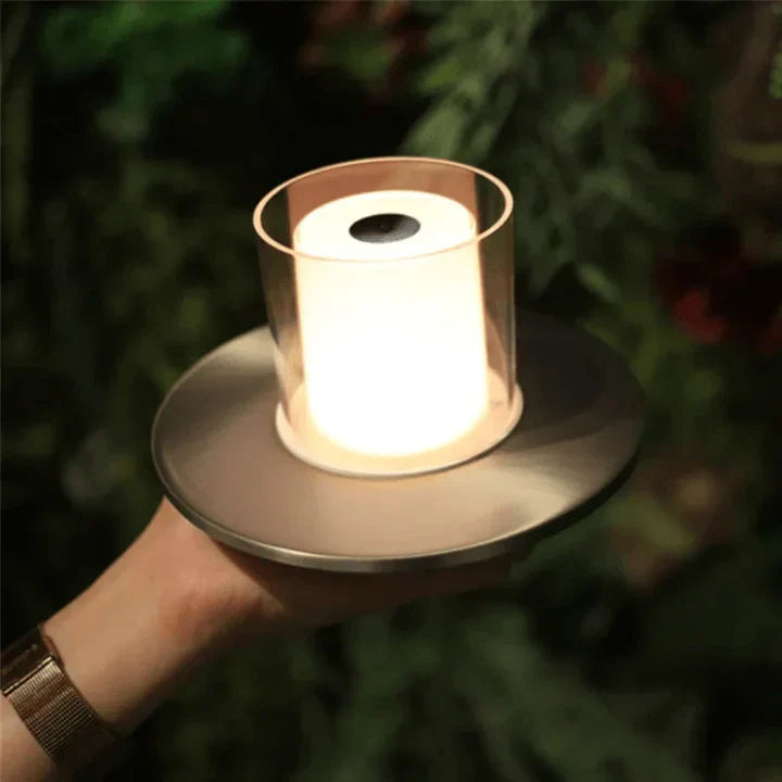"Moderne LED-induksjonsstearinlys i elegant gullfarge, gir realistisk varm glød uten flammer. Perfekt for hjemmedekor."