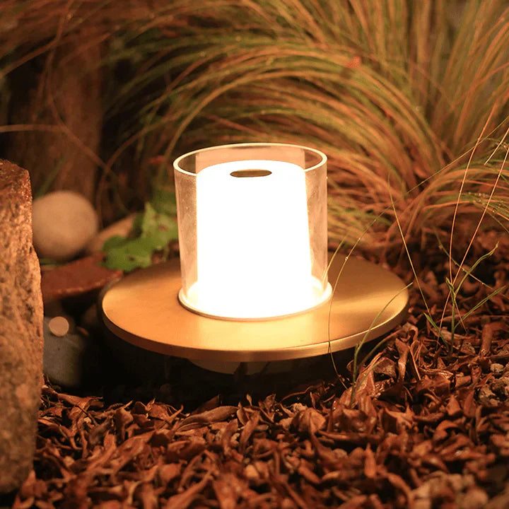 "Moderne LED-induksjonsstearinlys i elegant gullfarge, gir realistisk varm glød uten flammer. Perfekt for hjemmedekor."
