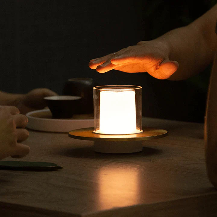 "Moderne LED-induksjonsstearinlys i elegant gullfarge, gir realistisk varm glød uten flammer. Perfekt for hjemmedekor."