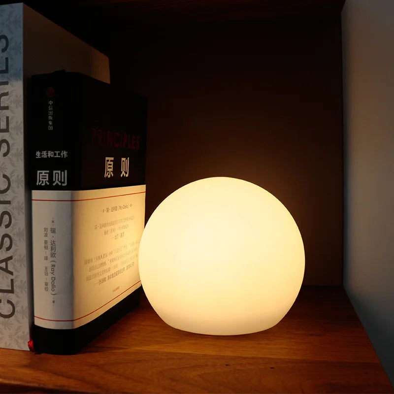 Elegant LED kulelampe som skifter farger, skaper unik stemningsbelysning for ethvert rom i hjemmet.