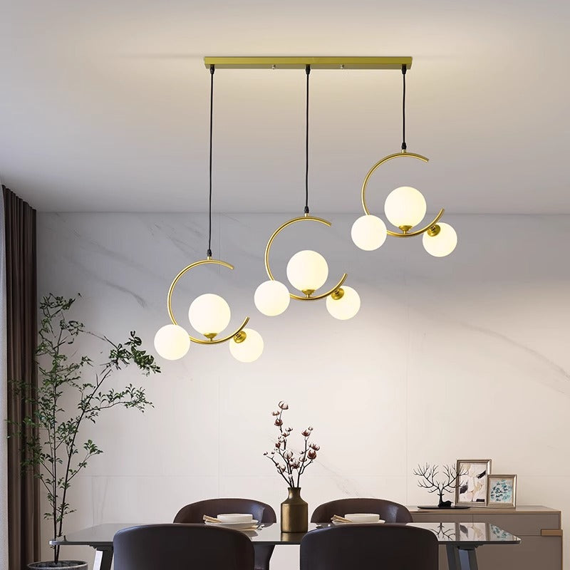 Moderne LED-pendellampe med justerbar høyde, akryl og glass, skaper luksuriøs stemning i stue eller spisestue.