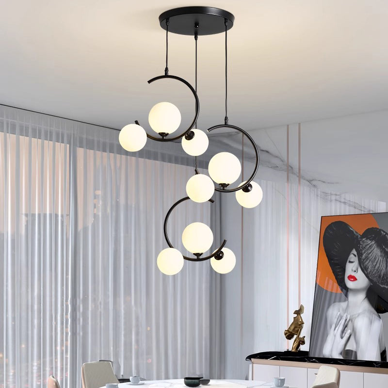 Moderne LED-pendellampe med justerbar høyde, akryl og glass, skaper luksuriøs stemning i stue eller spisestue.