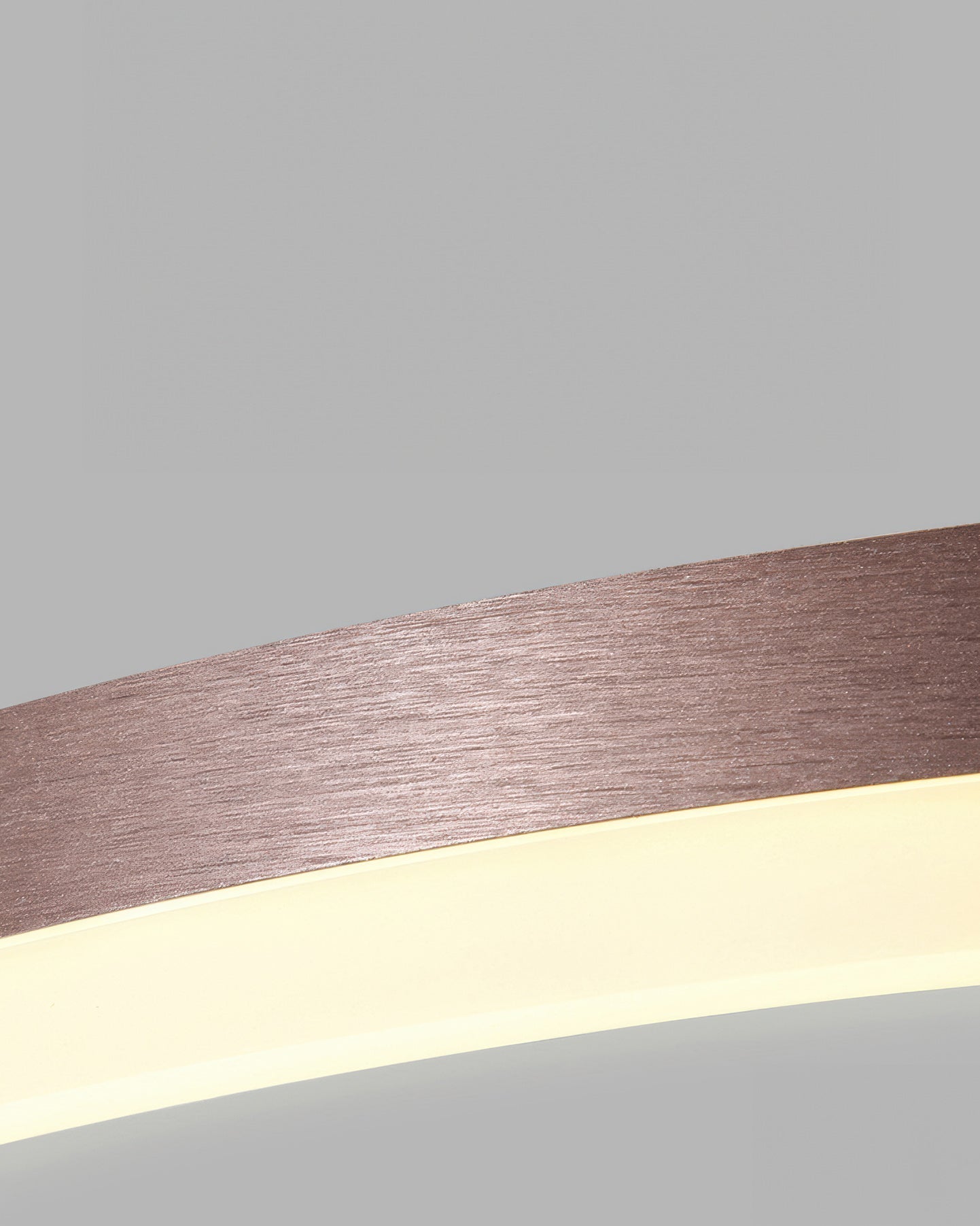 "Moderne LED takarmatur med geometrisk design, energiøkonomisk belysning, perfekt for moderne interiør."