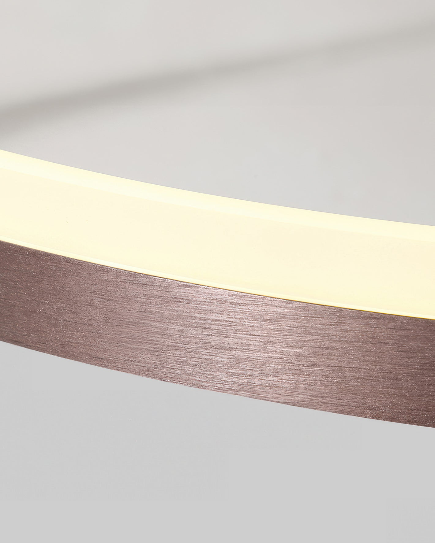 "Moderne LED takarmatur med geometrisk design, energiøkonomisk belysning, perfekt for moderne interiør."