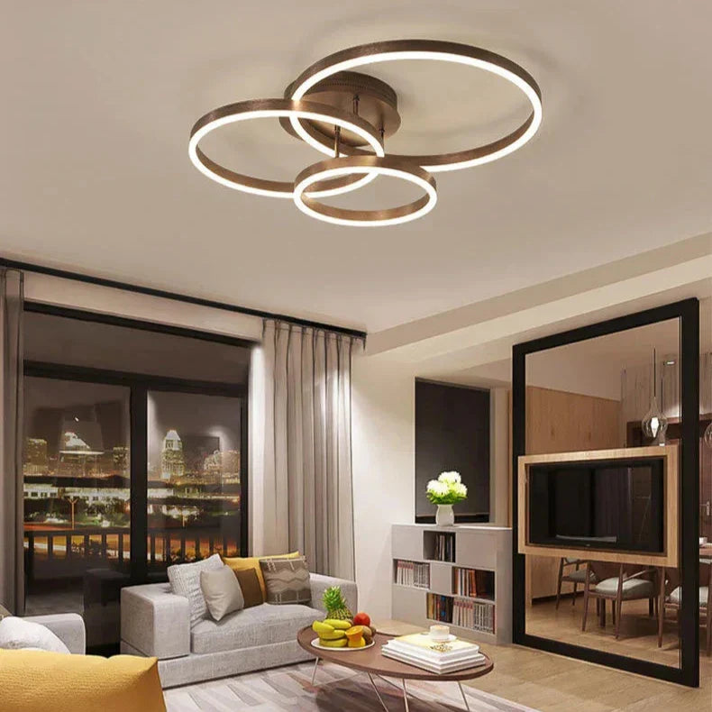 "Moderne LED takarmatur med geometrisk design, energiøkonomisk belysning, perfekt for moderne interiør."