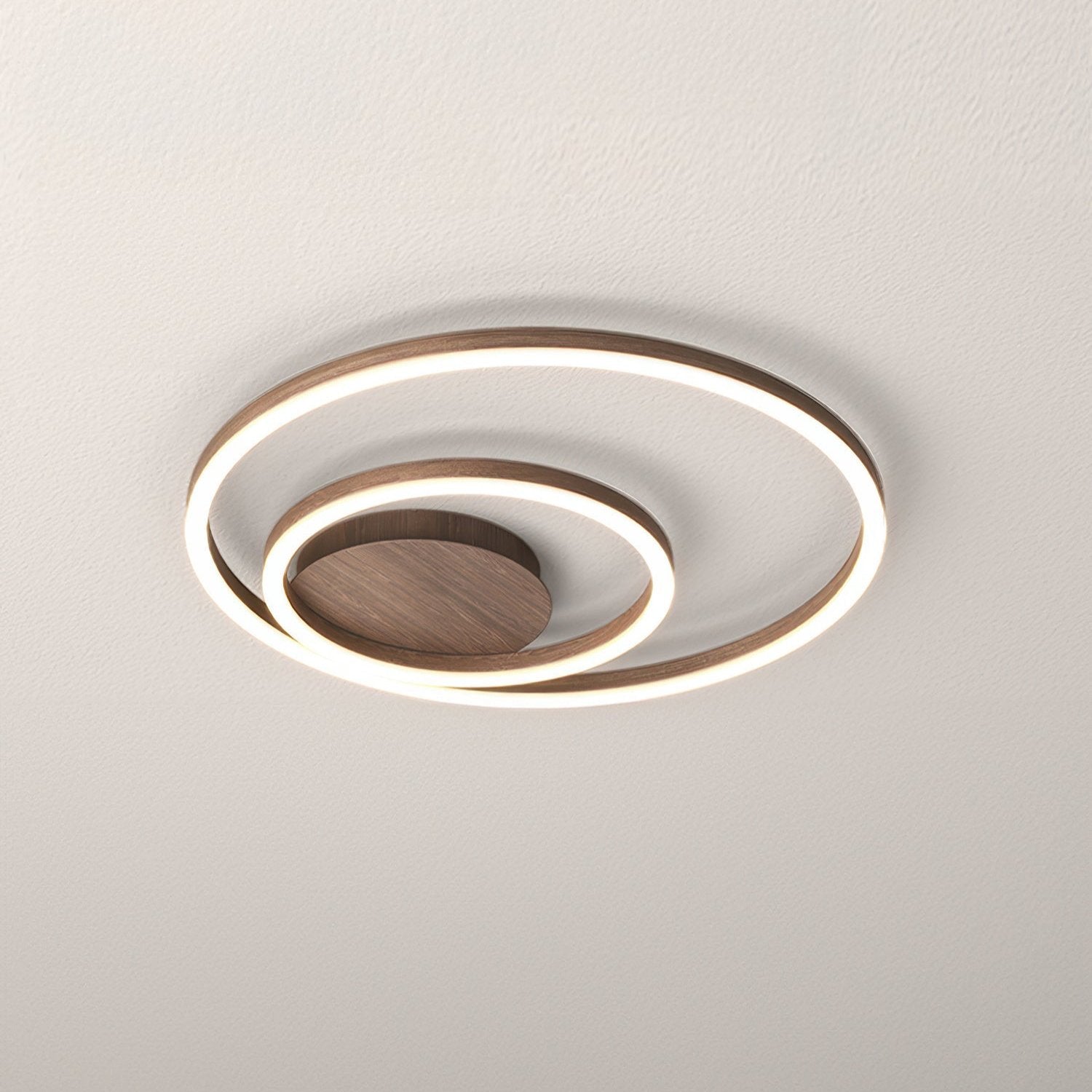 "Moderne LED takarmatur med geometrisk design, energiøkonomisk belysning, perfekt for moderne interiør."