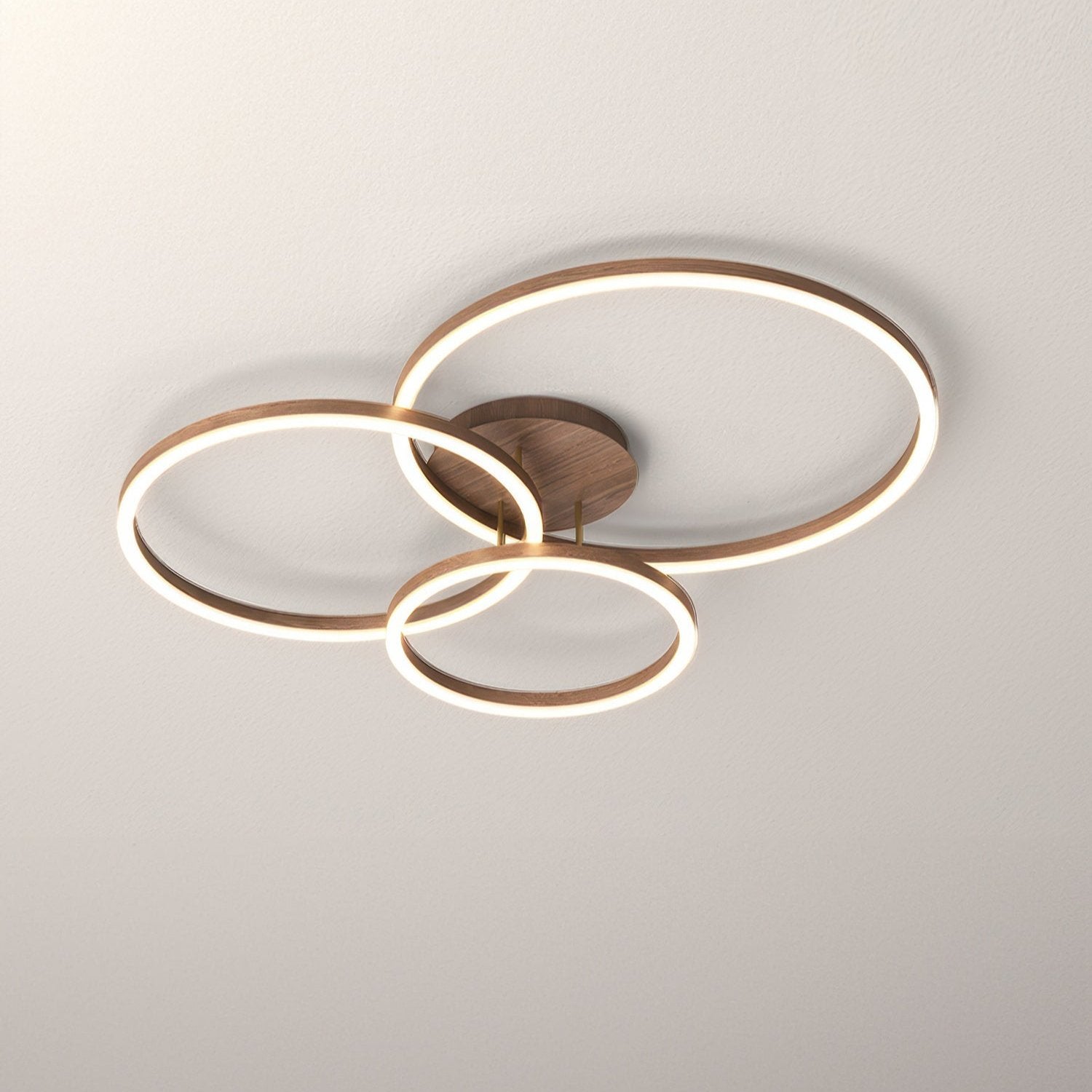 "Moderne LED takarmatur med geometrisk design, energiøkonomisk belysning, perfekt for moderne interiør."