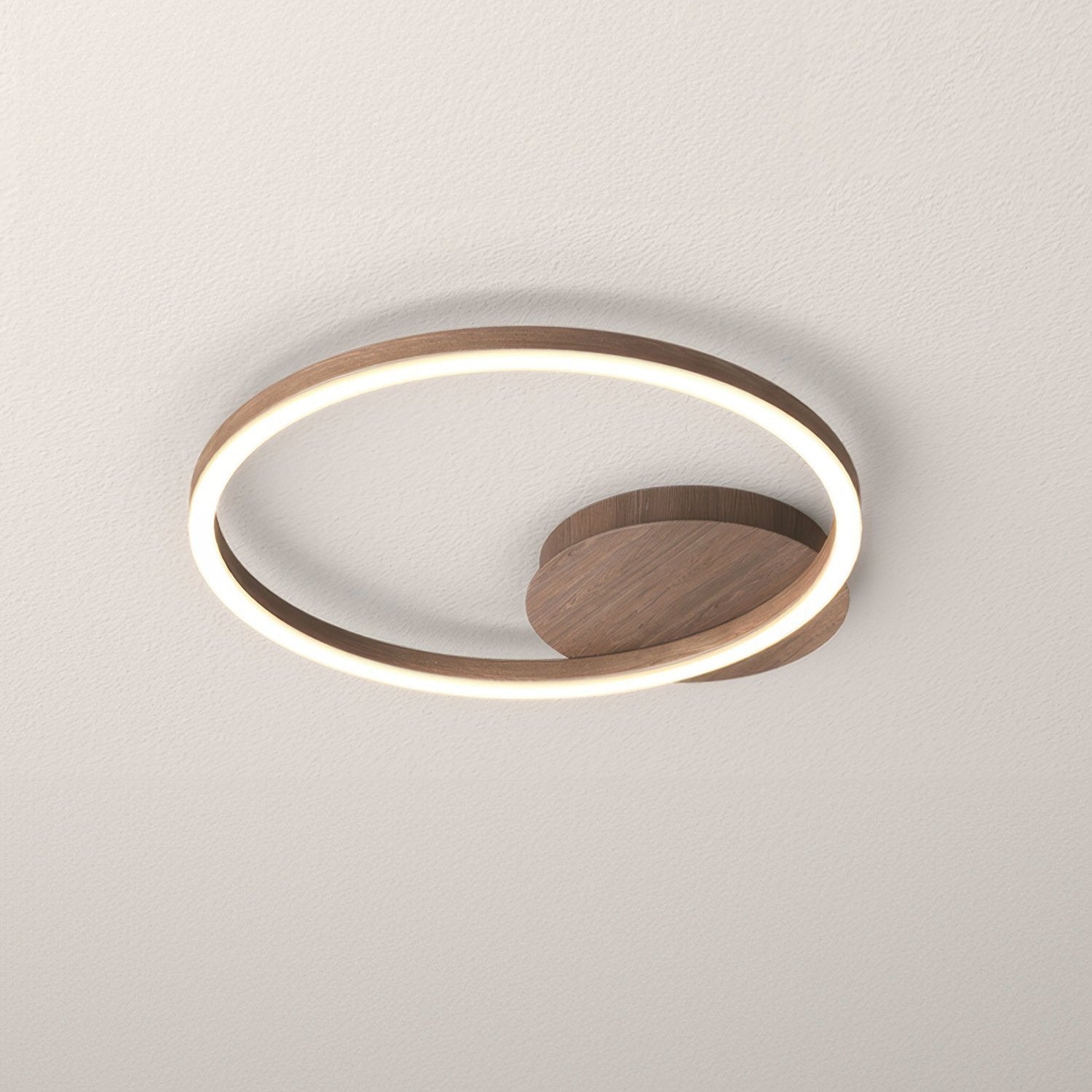 "Moderne LED takarmatur med geometrisk design, energiøkonomisk belysning, perfekt for moderne interiør."
