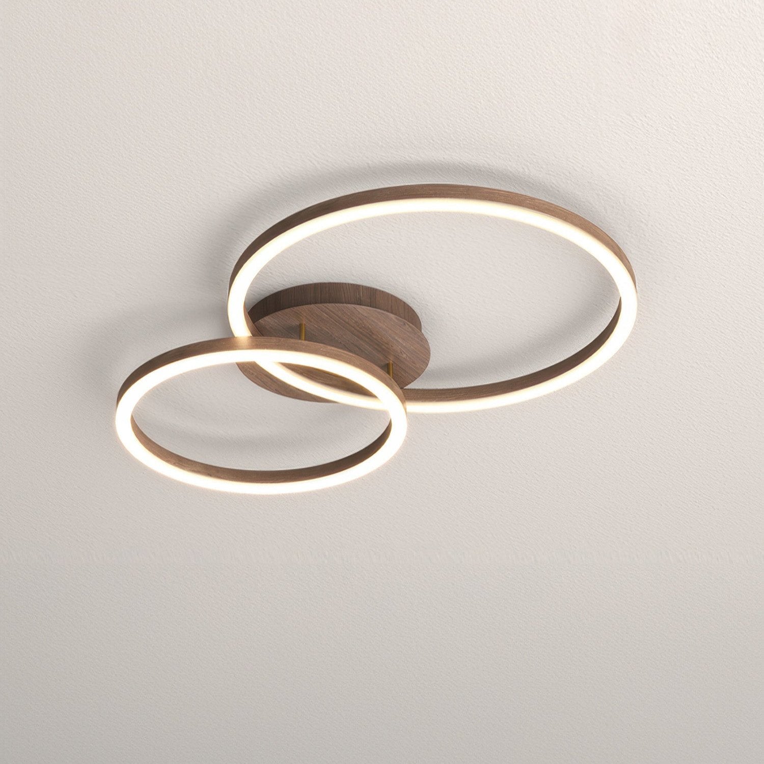 "Moderne LED takarmatur med geometrisk design, energiøkonomisk belysning, perfekt for moderne interiør."
