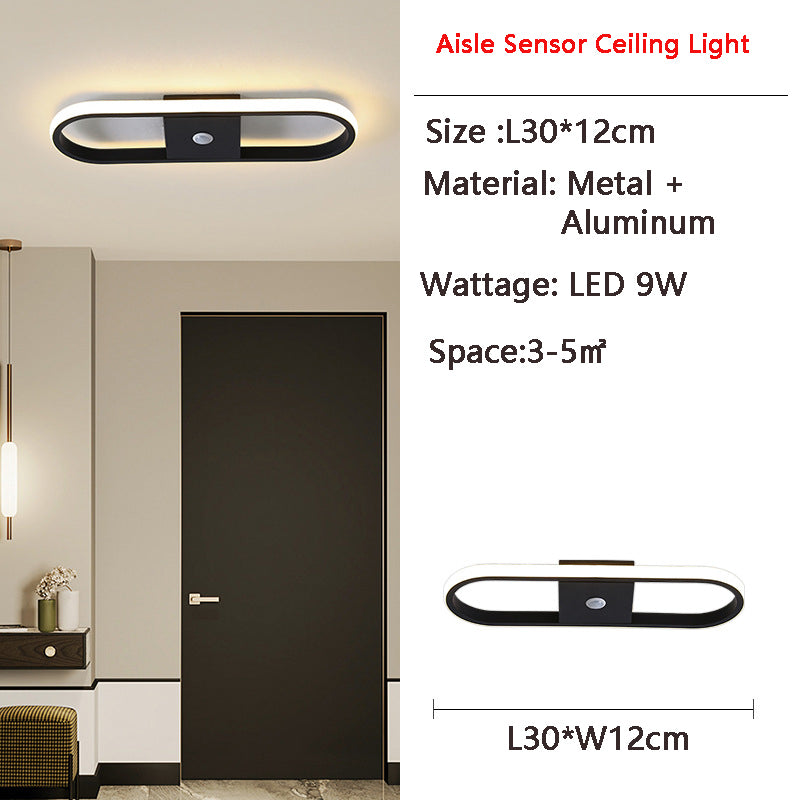 "Moderne LED-taklampe i metall med bevegelsessensor, energieffektiv, i svart og gull, stilrent design."