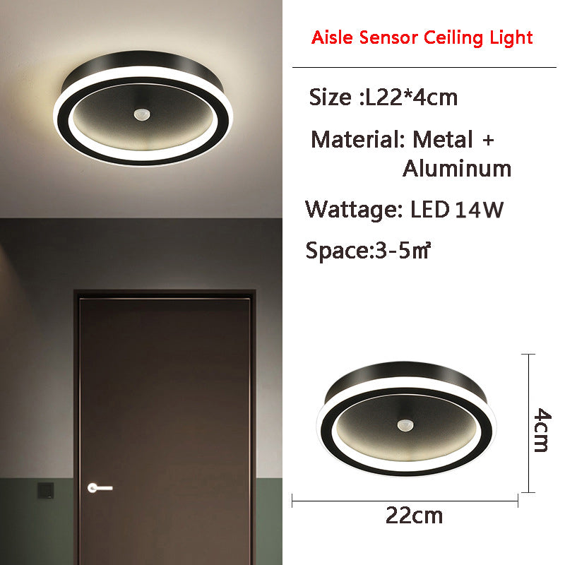 "Moderne LED-taklampe i metall med bevegelsessensor, energieffektiv, i svart og gull, stilrent design."