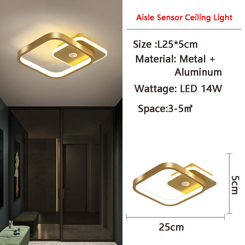 "Moderne LED-taklampe i metall med bevegelsessensor, energieffektiv, i svart og gull, stilrent design."
