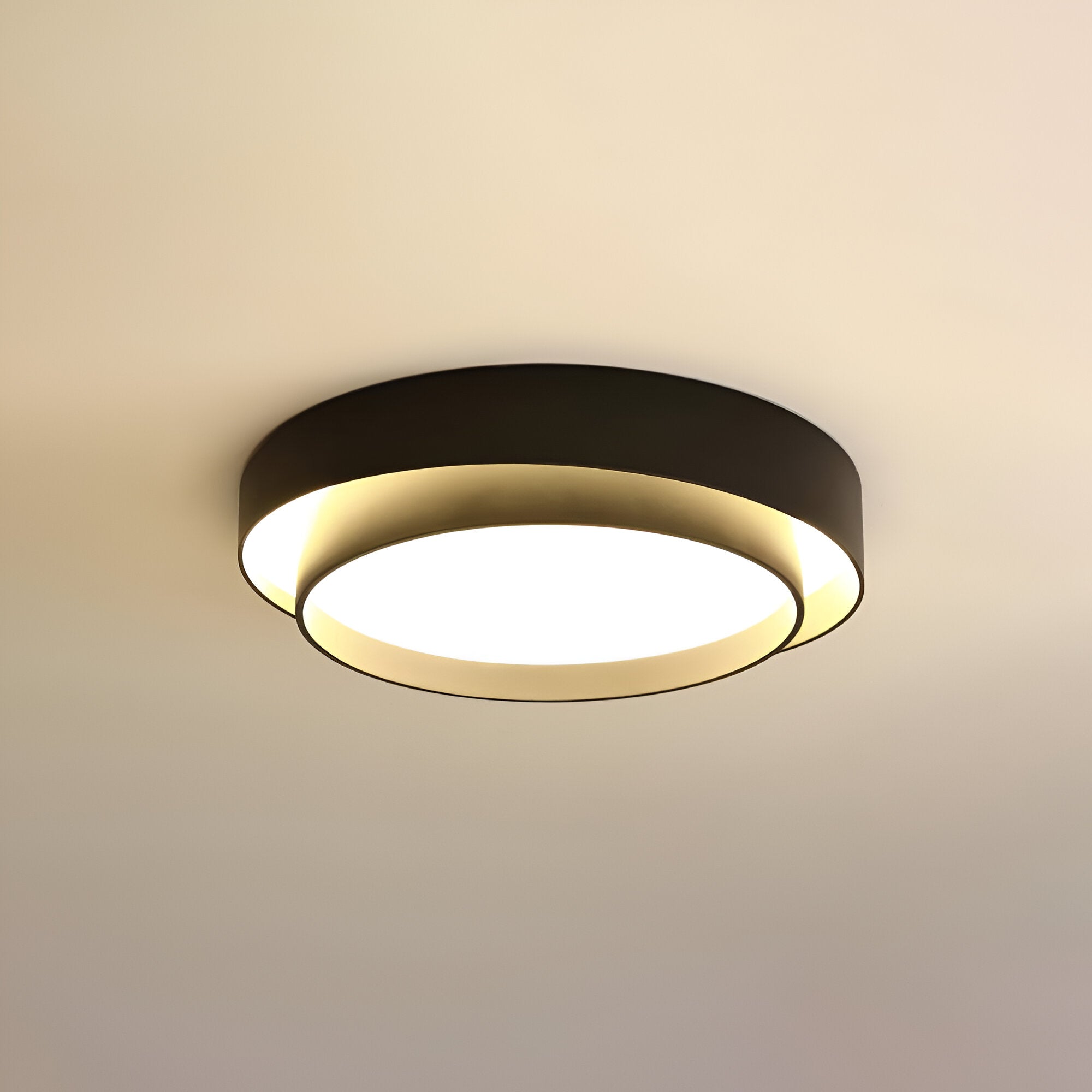 Slank og stilren sirkulær LED taklampe. Innovativt dobbeltlags design for et moderne hjem.