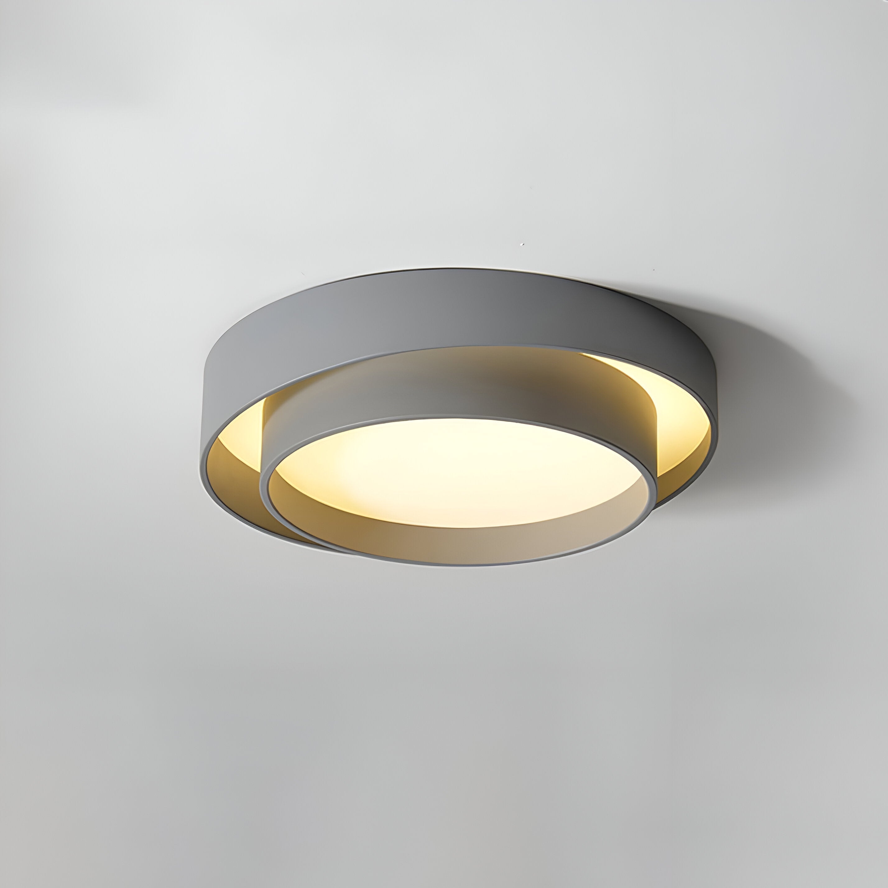 Detaljbilde av sirkulær LED taklampe. Viser dobbeltlags design og jevnt stemningslys.