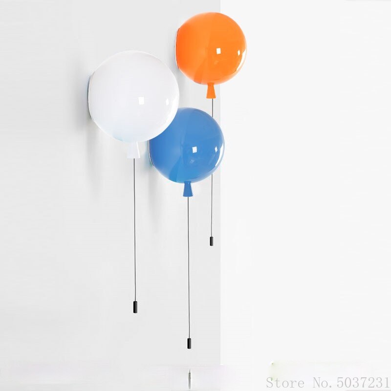Hvit, minimalistisk LED taklampe. Gir moderne stemningslys til soverom eller stue.