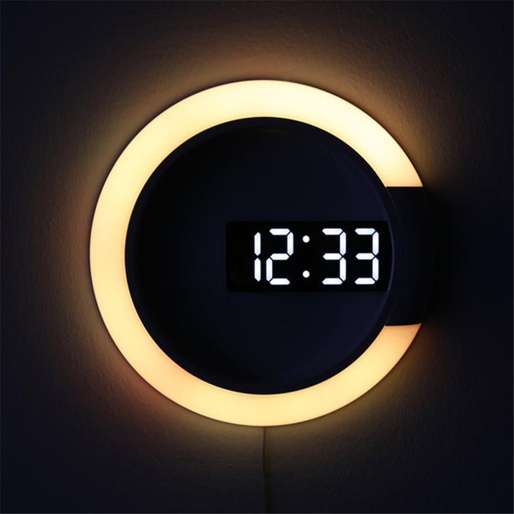 Stilren digital veggklokke med LED-lys, viser tid og temperatur, ideell for et minimalistisk interiør.