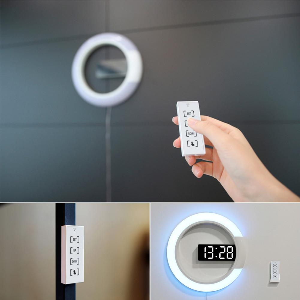 Funksjonell kontorklokke med LED-display, moderne design og atmosfærelys, egnet for profesjonelle miljøer.