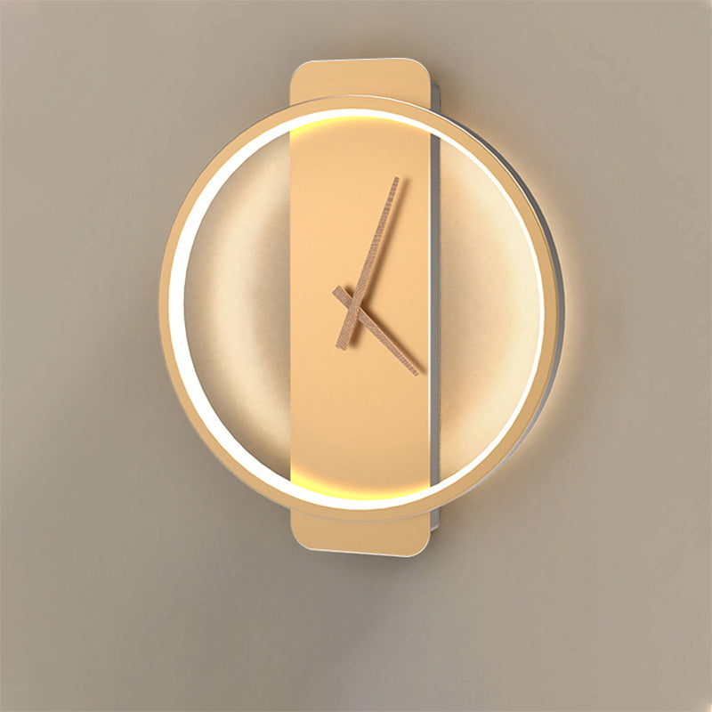 Tidløs digital LED veggklokke, moderne design som passer perfekt i stuen.