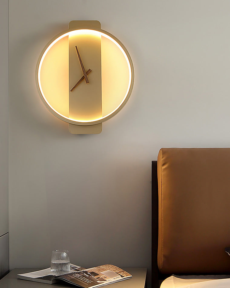 Stilren digital LED veggklokke i svart utførelse, perfekt som moderne dekorasjon i hjemmet.