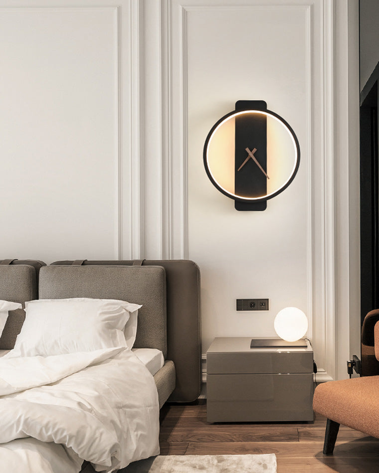 Minimalistisk LED veggklokke, en moderne digital tidsviser og dekorativ belysning.