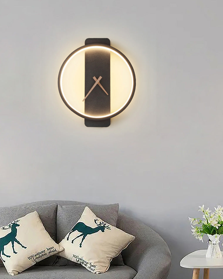 Digital LED veggklokke med stilrent design, perfekt for et moderne og opplyst hjem.