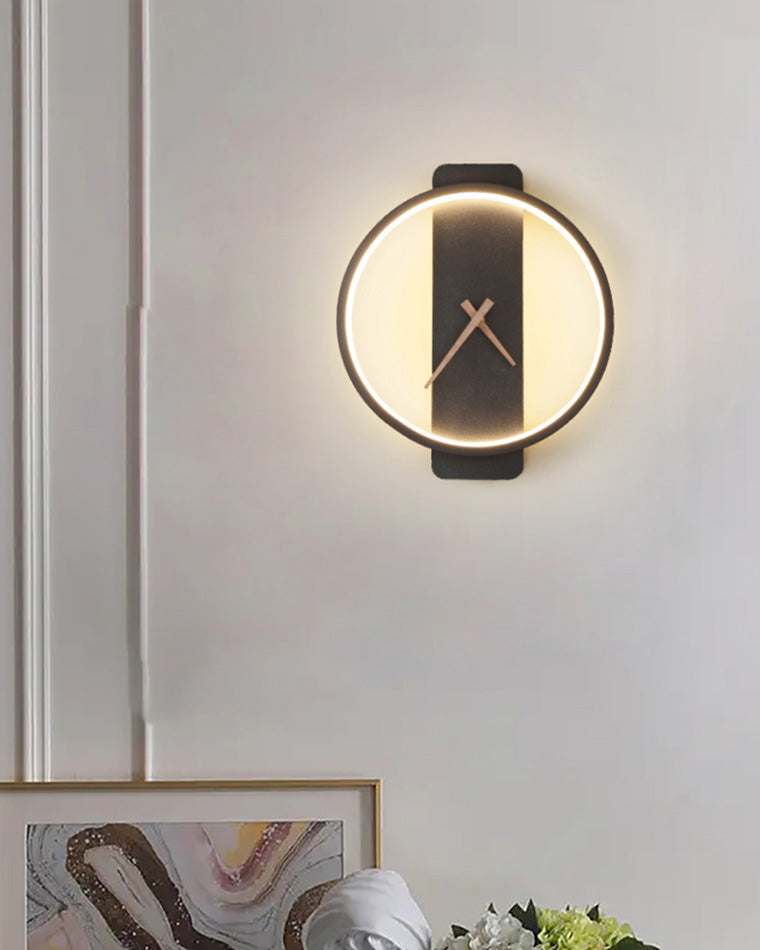 Elegant LED veggur i gull, en moderne digital klokke som løfter hjemmeinnredningen.