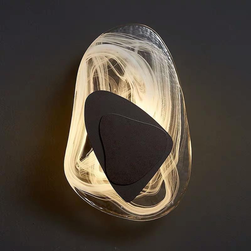 Moderne LED vegglampe i glass, gull og svart. Elegant design med mykt lys for stilfull innredning i stue eller soverom.