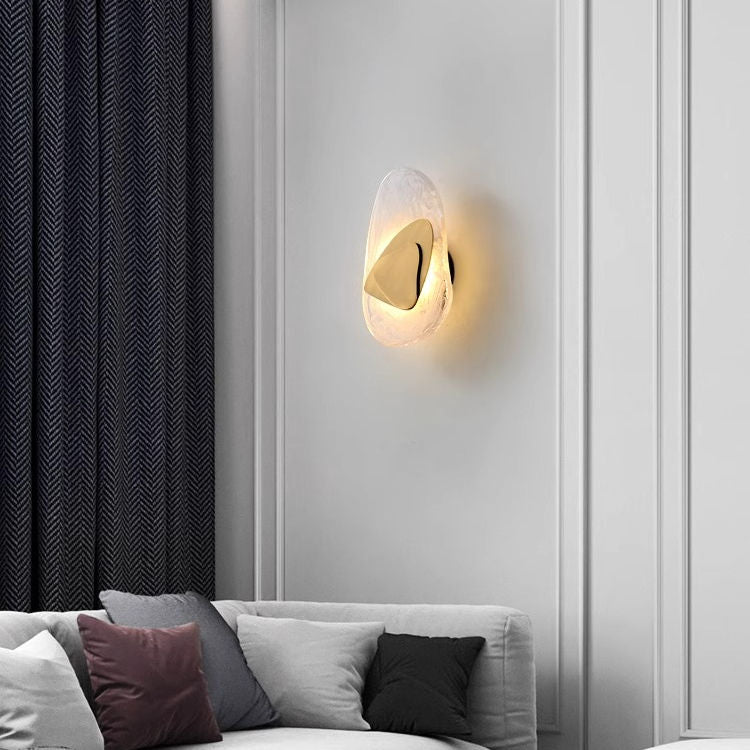 Moderne LED vegglampe i glass, gull og svart. Elegant design med mykt lys for stilfull innredning i stue eller soverom.
