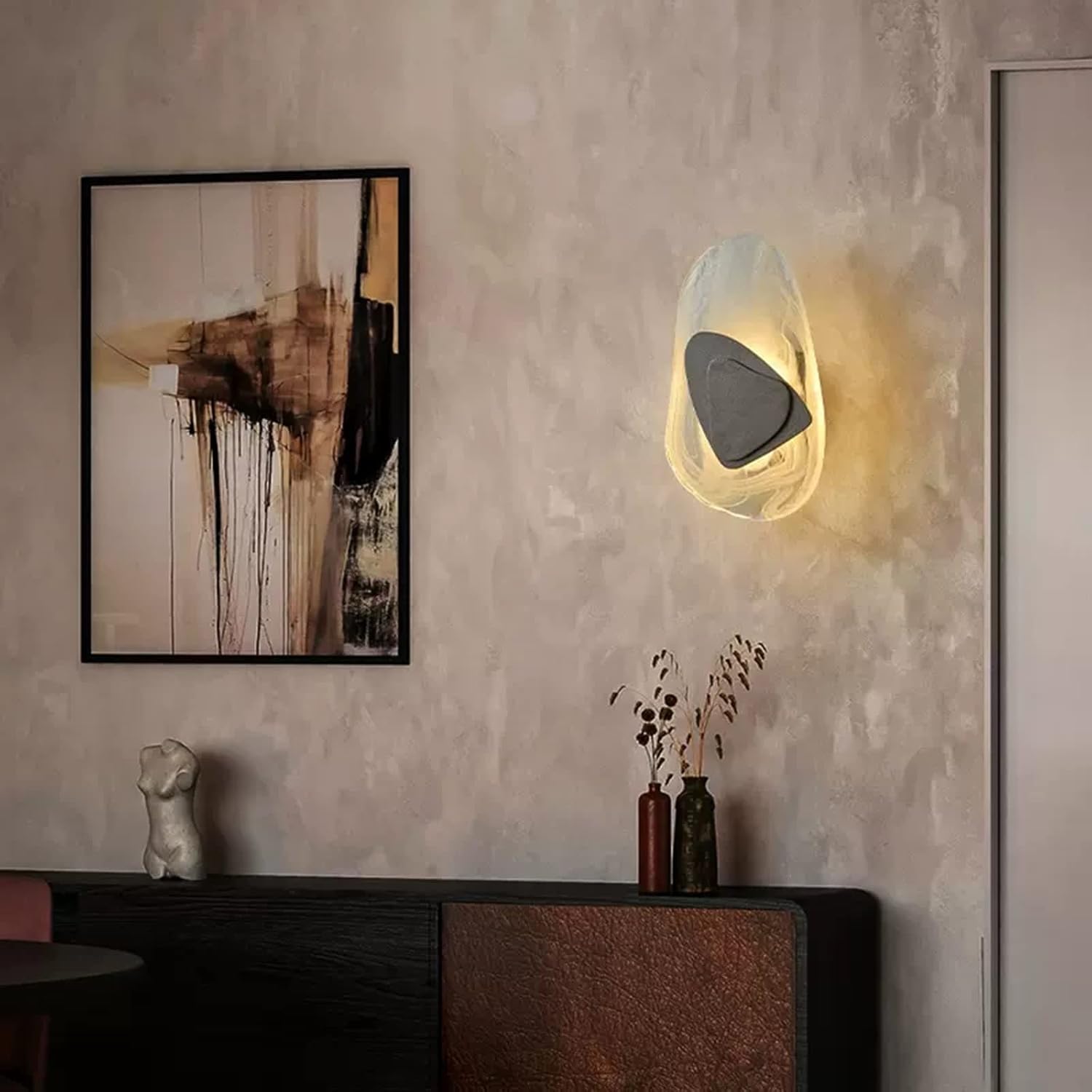 Moderne LED vegglampe i glass, gull og svart. Elegant design med mykt lys for stilfull innredning i stue eller soverom.