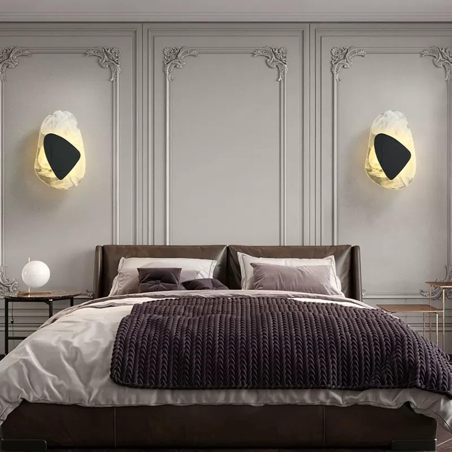 Moderne LED vegglampe i glass, gull og svart. Elegant design med mykt lys for stilfull innredning i stue eller soverom.