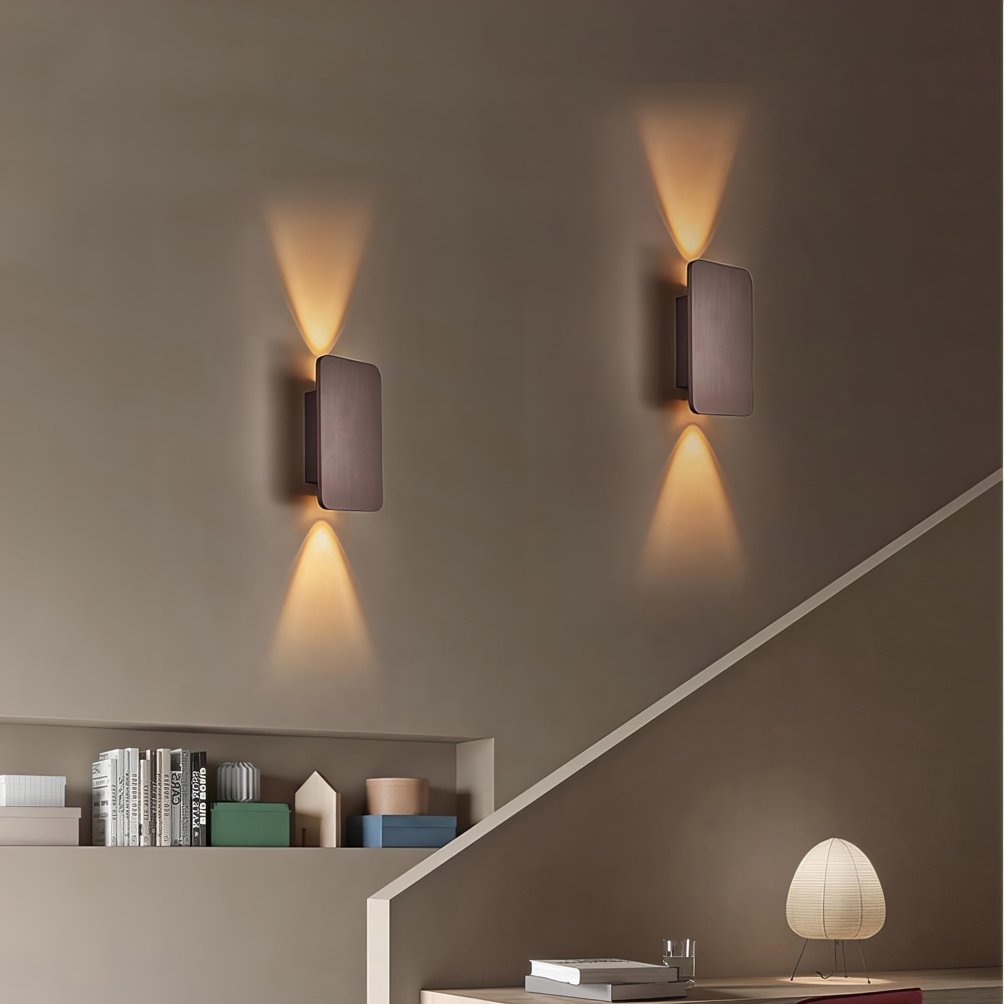"Moderne LED vegglampe med justerbar rektangulær design, metallisk overflate, opp- og ned-belysning, for interiør."