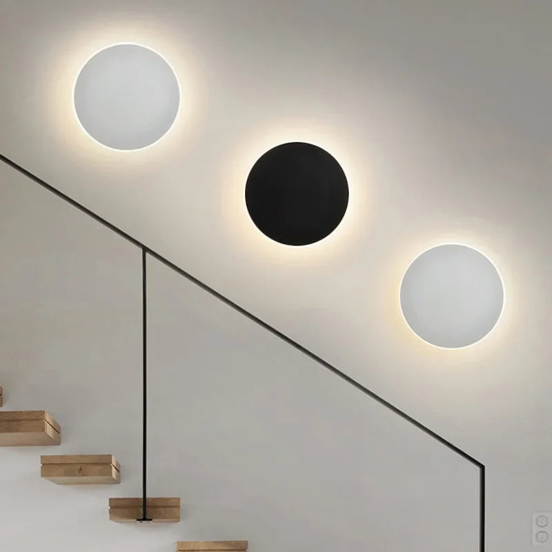 Energieffektiv LED-vegglampe med slank, moderne design, perfekt som innendørsbelysning.