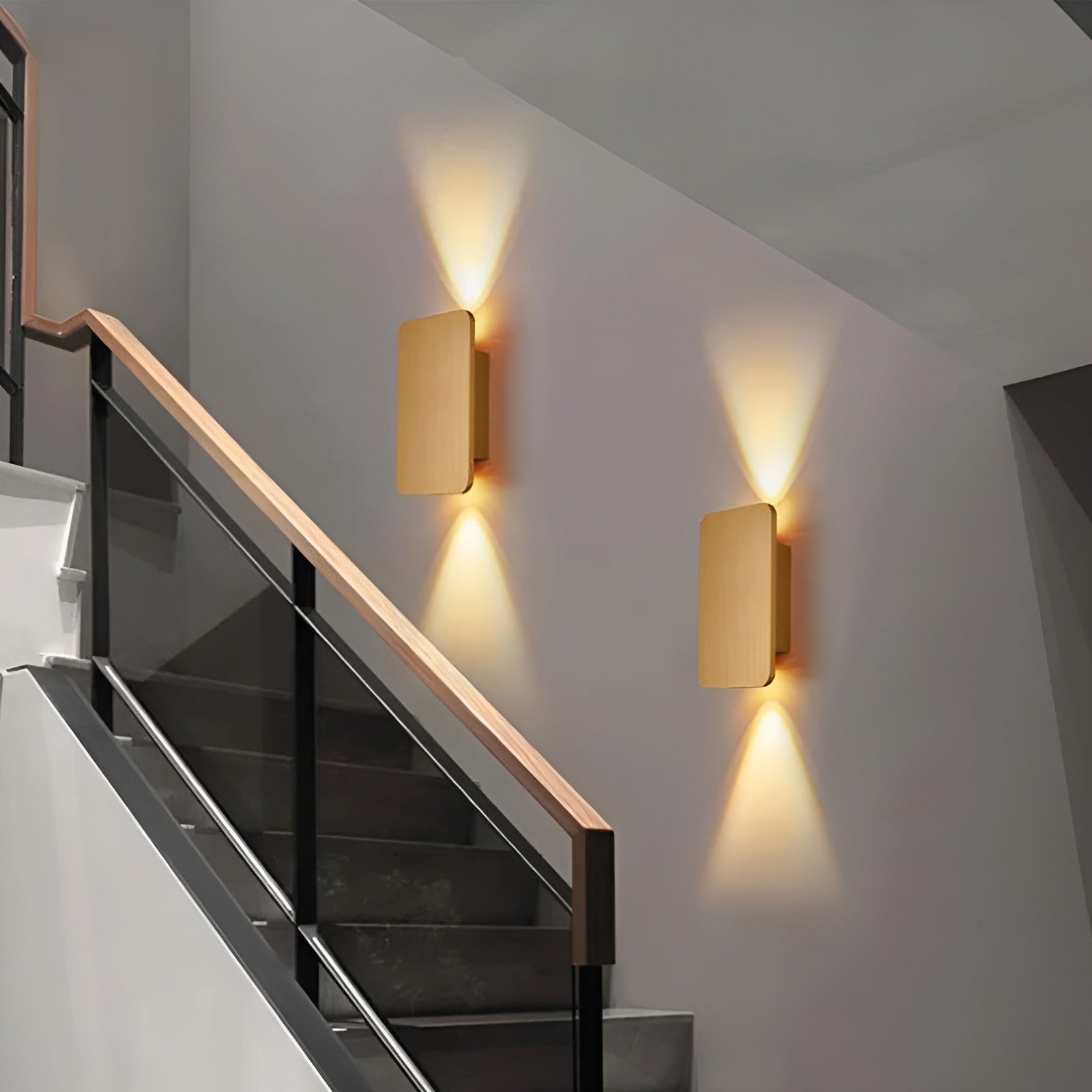 Stilren LED vegglampe for stue, gir varmt atmosfærelys. Moderne belysning for innendørs bruk, energieffektiv.